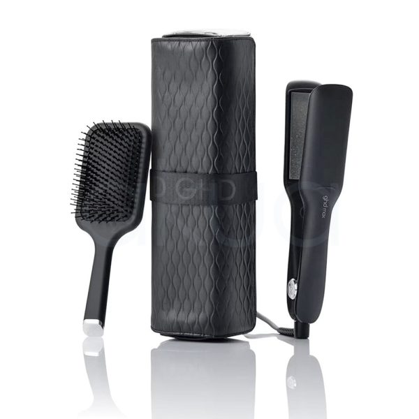 Plancha ghd platinum+ Gift set Negro: Es el color predominante en todos los elementos del set: la plancha alisadora, el cepillo y el estuche térmico presentan un acabado negro mate, lo que aporta un aspecto elegante y profesional. Gris oscuro: El estuche muestra un diseño texturizado en gris oscuro, con un ligero brillo que resalta el patrón geométrico. Blanco: El logotipo y el nombre de la marca en la plancha están impresos en color blanco, aportando contraste y visibilidad. Plateado metálico: El extremo del mango del cepillo y el botón circular de la plancha presentan detalles en plateado metálico H2o Akua