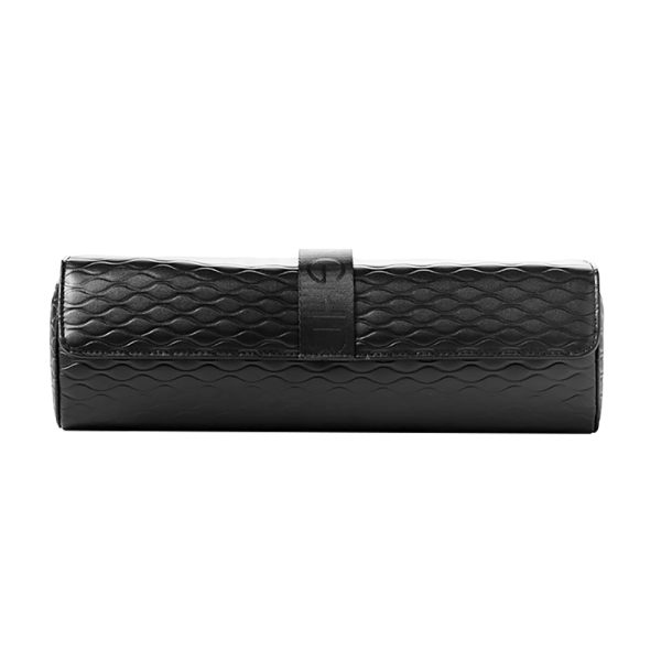 Plancha ghd platinum+ Gift set Negro: Es el color predominante en todos los elementos del set: la plancha alisadora, el cepillo y el estuche térmico presentan un acabado negro mate, lo que aporta un aspecto elegante y profesional. Gris oscuro: El estuche muestra un diseño texturizado en gris oscuro, con un ligero brillo que resalta el patrón geométrico. Blanco: El logotipo y el nombre de la marca en la plancha están impresos en color blanco, aportando contraste y visibilidad. Plateado metálico: El extremo del mango del cepillo y el botón circular de la plancha presentan detalles en plateado metálico H2o Akua