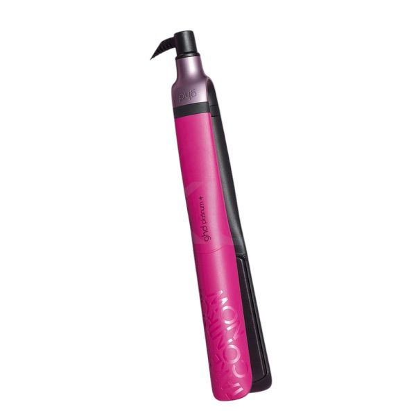 Plancha ghd platinum+ orquidea pink El color predominante tanto en la plancha alisadora como en el estuche es un tono fucsia o rosa intenso, que aporta un aspecto vibrante y llamativo al conjunto. Negro: Las placas alisadoras y parte del cuerpo de la plancha son de color negro, creando un contraste elegante con el fucsia. Gris metálico: La zona cercana al cable de la plancha presenta un acabado en gris metálico. Blanco: El logotipo y algunos detalles pequeños en la plancha están en color blanco, aportando visibilidad y contraste sobre el fondo fucsia y negro H2o Akua