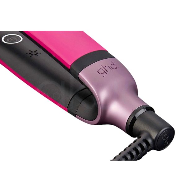 Plancha ghd platinum+ orquidea pink El color predominante tanto en la plancha alisadora como en el estuche es un tono fucsia o rosa intenso, que aporta un aspecto vibrante y llamativo al conjunto. Negro: Las placas alisadoras y parte del cuerpo de la plancha son de color negro, creando un contraste elegante con el fucsia. Gris metálico: La zona cercana al cable de la plancha presenta un acabado en gris metálico. Blanco: El logotipo y algunos detalles pequeños en la plancha están en color blanco, aportando visibilidad y contraste sobre el fondo fucsia y negro H2o Akua