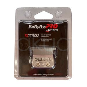 Repuesto Cuchilla FX707GSE Babyliss pro El empaque es de plástico transparente con fondo negro y detalles en blanco y rojo. En el centro, se observa claramente la cuchilla de repuesto de color plateado con la inscripción “SKELETONFX” y dos tornillos visibles en la parte inferior H2o Akua