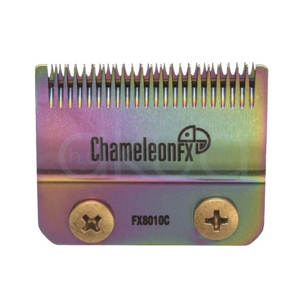 Repuesto cuchilla FX8010CME Babyliss pro El color predominante de la cuchilla es un degradado iridiscente tipo arcoíris. Presenta tonos metálicos que varían entre verde, rosa, dorado, azul y violeta según la luz y el ángulo de visión. Los tornillos son de color dorado metálico. El fondo del blíster es negro con detalles en dorado, blanco y rojo en el texto y logotipos H2o Akua