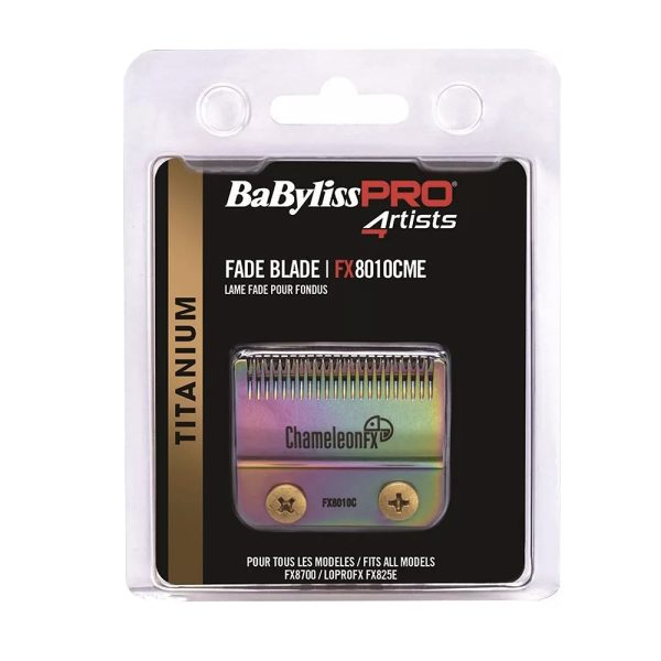 Repuesto cuchilla FX8010CME Babyliss pro El color predominante de la cuchilla es un degradado iridiscente tipo arcoíris. Presenta tonos metálicos que varían entre verde, rosa, dorado, azul y violeta según la luz y el ángulo de visión. Los tornillos son de color dorado metálico. El fondo del blíster es negro con detalles en dorado, blanco y rojo en el texto y logotipos H2o Akua
