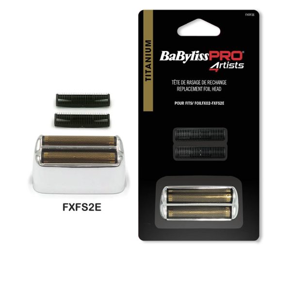 Repuesto cuchilla FXFS2E Babyliss pro El color de fondo principal del empaque es negro, en blanco se utiliza para el texto, como el nombre de la marca y las instrucciones. El Rojo destaca la palabra "PRO" en el logotipo y el dorado aparece en la banda lateral izquierda con la palabra "TITANIUM" y en los cabezales de repuesto que tienen un acabado dorado. Plateado see observa en el marco del cabezal de repuesto H2o Akua