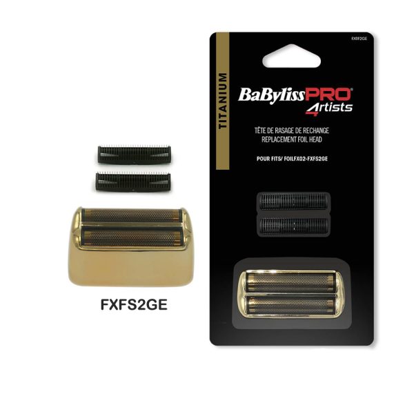 Repuesto cuchilla FXFS2GE Babyliss pro El color de fondo principal del empaque es negro, en blanco se utiliza para el texto, como el nombre de la marca y las instrucciones. El Rojo destaca la palabra "PRO" en el logotipo y el dorado aparece en la banda lateral izquierda con la palabra "TITANIUM" y en los cabezales de repuesto que tienen un acabado dorado. Se observa en el marco del cabezal de repuesto dorado H2o Akua