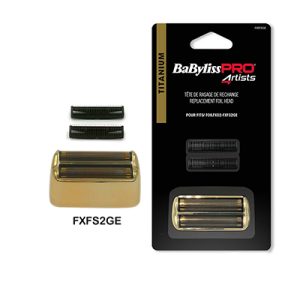 Repuesto cuchilla FXFS2GE Babyliss pro El color de fondo principal del empaque es negro, en blanco se utiliza para el texto, como el nombre de la marca y las instrucciones. El Rojo destaca la palabra "PRO" en el logotipo y el dorado aparece en la banda lateral izquierda con la palabra "TITANIUM" y en los cabezales de repuesto que tienen un acabado dorado. Se observa en el marco del cabezal de repuesto dorado H2o Akua