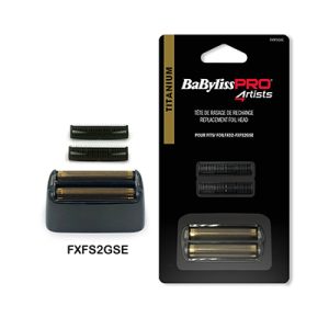Repuesto cuchilla FXFS2GSE Babyliss pro los colores predominantes son los siguientes: Negro: Es el color de fondo principal del empaque y también está presente en las piezas de repuesto superiores. Dorado: Aparece en la banda vertical lateral izquierda con la palabra "TITANIUM" y en las láminas del cabezal de repuesto que se ven en la parte inferior del empaque. Blanco: Se utiliza para la mayor parte del texto, como la marca y las instrucciones. Rojo: Destaca la palabra "PRO" en el logotipo "BaBylissPRO Artists". Plateado: Se observa en los bordes del cabezal de repuesto en la parte inferior del empaque H2o Akua