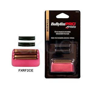 Repuesto cuchilla FXRF2CE Babyliss pro La imagen presenta los siguientes colores predominantes: Negro: Es el color de fondo principal del empaque. Dorado: Aparece en la banda vertical del lado izquierdo con la palabra "TITANIUM" y también en la parte superior del cabezal de repuesto. Blanco: Se utiliza para la mayor parte del texto, incluyendo la marca y las instrucciones. Rojo: Destaca la palabra "PRO" en el logotipo "BaBylissPRO Artists". Rosa metálico: El cabezal de repuesto tiene una carcasa de color rosa metálico en la parte inferior del empaque H2o Akua