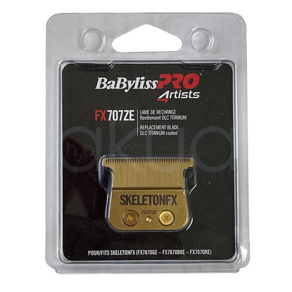 Repuesto cuchilla FX707ZE Babyliss pro El empaque es de plástico transparente con fondo negro y detalles en blanco y rojo. En el centro, se observa claramente la cuchilla de repuesto de color dorado con la inscripción “SKELETONFX” y dos tornillos visibles en la parte inferior H2o Akua
