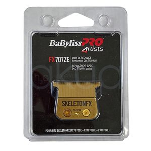 Repuesto cuchilla FX707ZE Babyliss pro El empaque es de plástico transparente con fondo negro y detalles en blanco y rojo. En el centro, se observa claramente la cuchilla de repuesto de color dorado con la inscripción “SKELETONFX” y dos tornillos visibles en la parte inferior H2o Akua