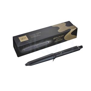 Rizador ghd Curve Creative Curl core El color predominante en el producto es el negro mate, que cubre todo el cuerpo del rizador, incluido el mango y el barril. Gris metálico: En la zona cercana al cable, hay un aro decorativo en tono gris metálico que aporta un toque moderno y elegante. Blanco: El botón de encendido/apagado tiene un borde blanco que resalta sobre el fondo negro. Detalles en blanco: El logotipo de la marca, ubicado cerca del barril, está impreso en blanco. H2o Akua