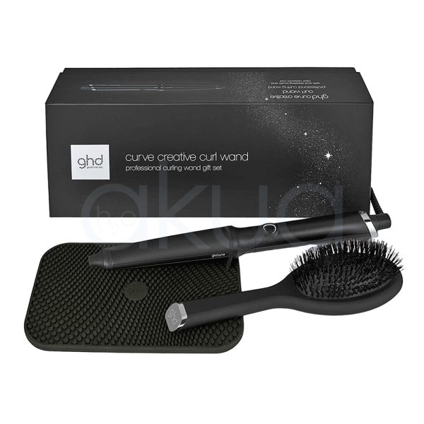 Rizador ghd Curve Creative Curl Gift Set El color predominante en todos los artículos que aparecen en la imagen es negro. Tanto el rizador de cabello, el cepillo y la base protectora presentan un acabado negro mate, Gris metálico: El extremo del mango del cepillo y el aro decorativo cerca de la base del rizador presentan detalles en gris metálico, añadiendo un toque moderno y sofisticado. Blanco: El logotipo de la marca, visible tanto en el cepillo como en la base protectora, está impreso en blanco, lo que resalta sobre el fondo negro. Negro brillante: Algunas zonas del rizador y del cepillo presentan un acabado ligeramente más brillante, en contraste con el negro mate del resto de la superficie H2o Akua