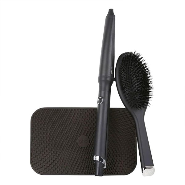 Rizador ghd Curve Creative Curl Gift Set El color predominante en todos los artículos que aparecen en la imagen es negro. Tanto el rizador de cabello, el cepillo y la base protectora presentan un acabado negro mate, Gris metálico: El extremo del mango del cepillo y el aro decorativo cerca de la base del rizador presentan detalles en gris metálico, añadiendo un toque moderno y sofisticado. Blanco: El logotipo de la marca, visible tanto en el cepillo como en la base protectora, está impreso en blanco, lo que resalta sobre el fondo negro. Negro brillante: Algunas zonas del rizador y del cepillo presentan un acabado ligeramente más brillante, en contraste con el negro mate del resto de la superficie H2o Akua