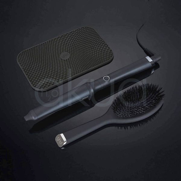 Rizador ghd Curve Creative Curl Gift Set El color predominante en todos los artículos que aparecen en la imagen es negro. Tanto el rizador de cabello, el cepillo y la base protectora presentan un acabado negro mate, Gris metálico: El extremo del mango del cepillo y el aro decorativo cerca de la base del rizador presentan detalles en gris metálico, añadiendo un toque moderno y sofisticado. Blanco: El logotipo de la marca, visible tanto en el cepillo como en la base protectora, está impreso en blanco, lo que resalta sobre el fondo negro. Negro brillante: Algunas zonas del rizador y del cepillo presentan un acabado ligeramente más brillante, en contraste con el negro mate del resto de la superficie H2o Akua