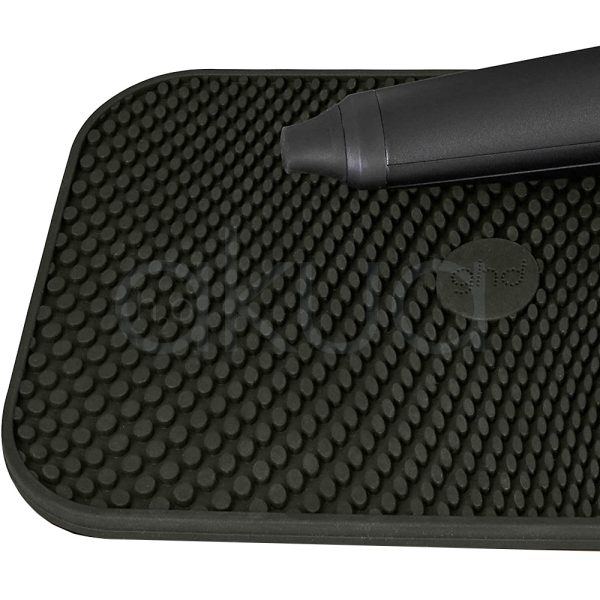 Rizador ghd Curve Creative Curl Gift Set El color predominante en todos los artículos que aparecen en la imagen es negro. Tanto el rizador de cabello, el cepillo y la base protectora presentan un acabado negro mate, Gris metálico: El extremo del mango del cepillo y el aro decorativo cerca de la base del rizador presentan detalles en gris metálico, añadiendo un toque moderno y sofisticado. Blanco: El logotipo de la marca, visible tanto en el cepillo como en la base protectora, está impreso en blanco, lo que resalta sobre el fondo negro. Negro brillante: Algunas zonas del rizador y del cepillo presentan un acabado ligeramente más brillante, en contraste con el negro mate del resto de la superficie H2o Akua