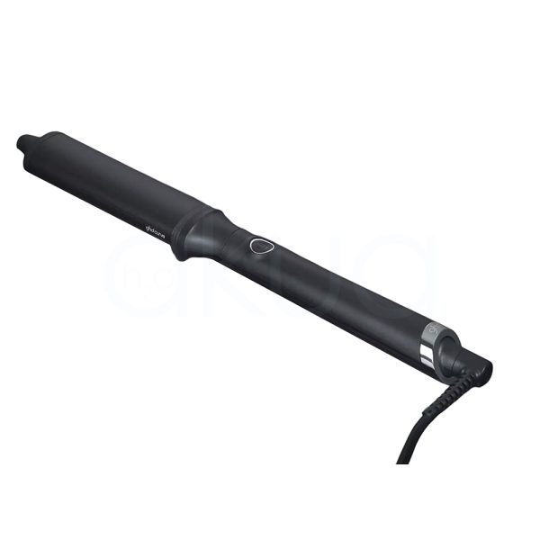 Rizador ghd Curve Classic Wave core El color predominante en el producto es el negro mate, que cubre todo el cuerpo del rizador, incluido el mango y el barril. Gris metálico: En la zona cercana al cable, hay un aro decorativo en tono gris metálico que aporta un toque moderno y elegante. Blanco: El botón de encendido/apagado tiene un borde blanco que resalta sobre el fondo negro. Detalles en blanco: El logotipo de la marca, ubicado cerca del barril, está impreso en blanco. H2o Akua