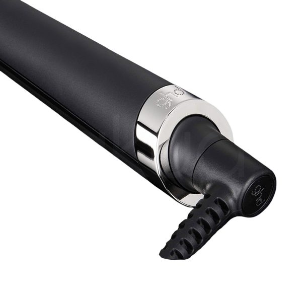 Rizador ghd Curve Classic Wave core El color predominante en el producto es el negro mate, que cubre todo el cuerpo del rizador, incluido el mango y el barril. Gris metálico: En la zona cercana al cable, hay un aro decorativo en tono gris metálico que aporta un toque moderno y elegante. Blanco: El botón de encendido/apagado tiene un borde blanco que resalta sobre el fondo negro. Detalles en blanco: El logotipo de la marca, ubicado cerca del barril, está impreso en blanco. H2o Akua