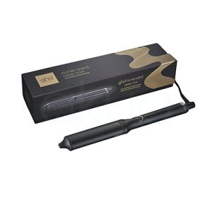 Rizador ghd Curve Classic Wave core El color predominante en el producto es el negro mate, que cubre todo el cuerpo del rizador, incluido el mango y el barril. Gris metálico: En la zona cercana al cable, hay un aro decorativo en tono gris metálico que aporta un toque moderno y elegante. Blanco: El botón de encendido/apagado tiene un borde blanco que resalta sobre el fondo negro. Detalles en blanco: El logotipo de la marca, ubicado cerca del barril, está impreso en blanco. H2o Akua