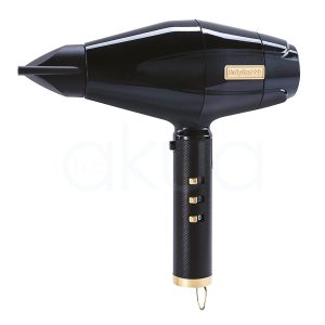 Secador Babyliss pro BlackFX Dryer 2200W FXBDB1E El color predominante es el negro brillante con detalles en dorado. Los botones en el mango son dorados, al igual que la base del mango y la placa con el logo "BaBylissPRO". El mango tiene una textura que parece antideslizante en negro mate, mientras que el cuerpo principal del secador tiene un acabado liso y brillante H2o Akua