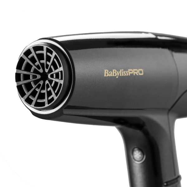 Secador BaByliss pro Falco Advance 2000W BAB8550E el color predominante es el negro mate con detalles en dorado, específicamente en el logotipo "BaBylissPRO" y en el aro que rodea la parte trasera del secador. Los botones y la rejilla frontal también son de color negro H2o Akua