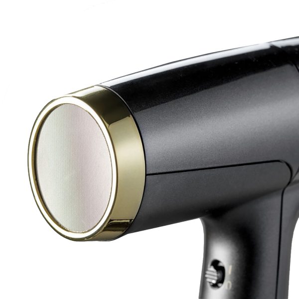 Secador BaByliss pro Falco Advance 2000W BAB8550E el color predominante es el negro mate con detalles en dorado, específicamente en el logotipo "BaBylissPRO" y en el aro que rodea la parte trasera del secador. Los botones y la rejilla frontal también son de color negro H2o Akua