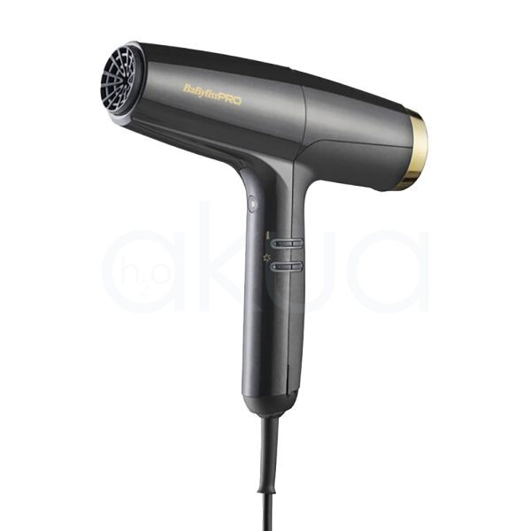 Secador BaByliss pro Falco Advance 2000W BAB8550E el color predominante es el negro mate con detalles en dorado, específicamente en el logotipo "BaBylissPRO" y en el aro que rodea la parte trasera del secador. Los botones y la rejilla frontal también son de color negro H2o Akua