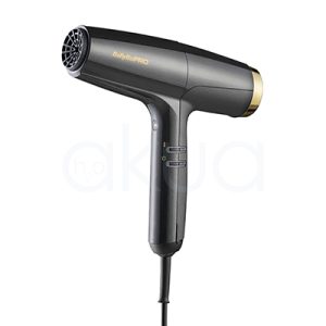 Secador BaByliss pro Falco Advance 2000W BAB8550E el color predominante es el negro mate con detalles en dorado, específicamente en el logotipo "BaBylissPRO" y en el aro que rodea la parte trasera del secador. Los botones y la rejilla frontal también son de color negro H2o Akua