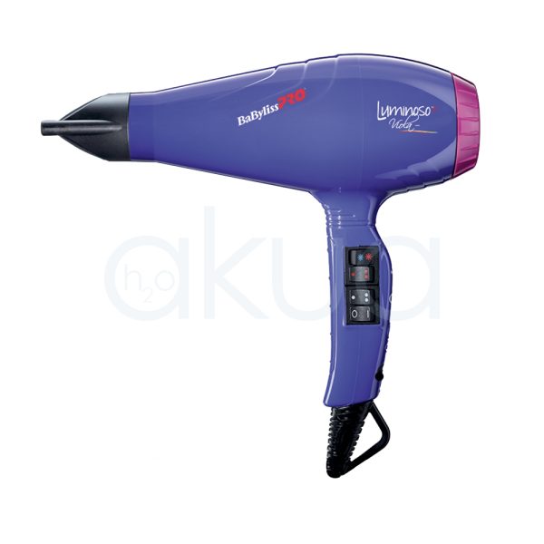 Secador Babyliss pro Luminoso+ violeta BAB6360IYE Los colores principales de la imagen son morado (predominante en el cuerpo del secador), negro (en la boquilla, el cable y los controles) y rosa (en la parte trasera del secador). También se observan detalles en blanco y rojo en los logotipo H2o Akua