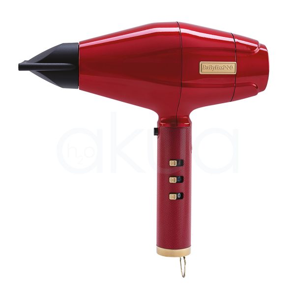 Secador Babyliss pro RedFX Dryer FXBDR1E El color principal del secador es rojo metálico, con detalles en negro en la boquilla y en los controles, y acentos dorados en la base del mango y en la placa del logotipo H2o Akua