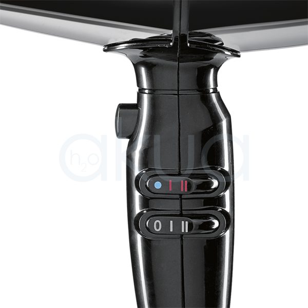 Secador Babyiss pro SteelFX FBAB8000IE El color principal del secador es plateado metálico, con detalles en negro en la boquilla, el mango, los controles y la parte trasera. También se observan pequeños acentos en rojo en el logotipo H2o Akua