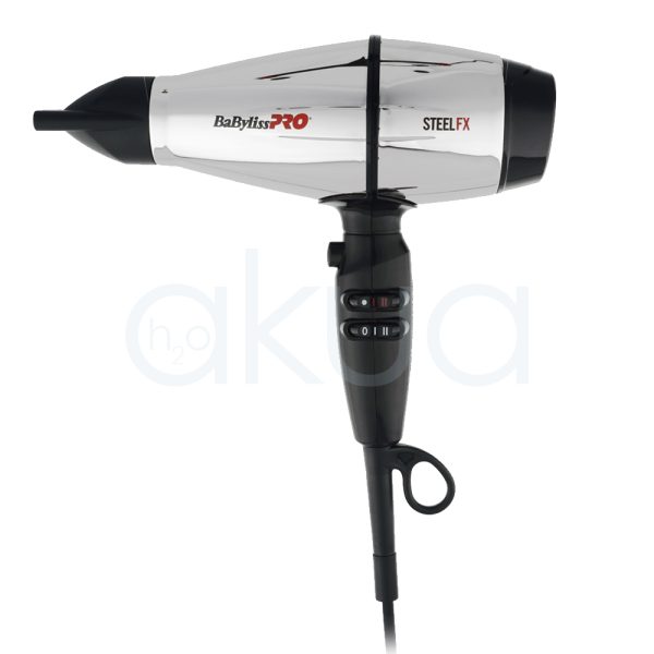 Secador Babyiss pro SteelFX FBAB8000IE El color principal del secador es plateado metálico, con detalles en negro en la boquilla, el mango, los controles y la parte trasera. También se observan pequeños acentos en rojo en el logotipo H2o Akua
