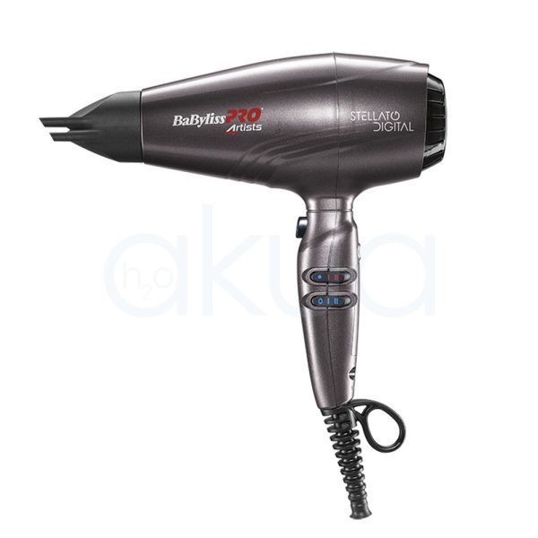 Secador Babyliss pro Stellato BAB7500IE El color principal del secador es gris metálico, con detalles en negro en la boquilla, la parte trasera y el cable. También se observan acentos en rojo y blanco en los logotipos y controles. H2o Akua