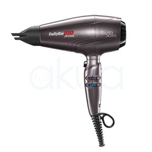 Secador Babyliss pro Stellato BAB7500IE El color principal del secador es gris metálico, con detalles en negro en la boquilla, la parte trasera y el cable. También se observan acentos en rojo y blanco en los logotipos y controles. H2o Akua