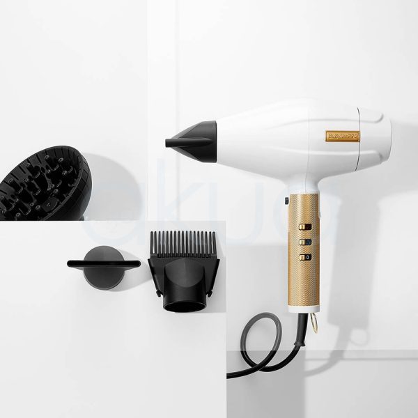 Secador Babyliss pro WhiteFX Dryer FXBDW1E El color principal del secador es blanco metálico, con detalles en negro en la boquilla y en los controles, y acentos dorados en la base del mango y en la placa del logotipo H2o kua