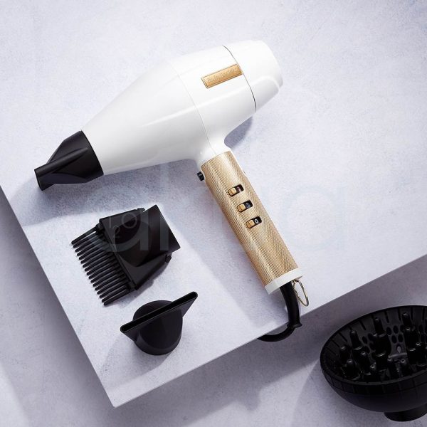 Secador Babyliss pro WhiteFX Dryer FXBDW1E El color principal del secador es blanco metálico, con detalles en negro en la boquilla y en los controles, y acentos dorados en la base del mango y en la placa del logotipo H2o kua
