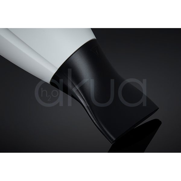 Secador ghd Helios Blanco cuerpo donde predomina el color blanco con detalles en color oro rosado y negro H2o Akua