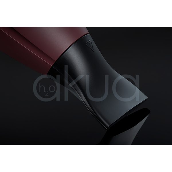 Secador ghd Helios Burdeos cuerpo de color principal burdeos con detalles en dorado H2o Akua