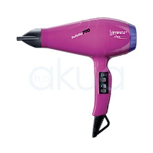 Secador Babyliss pro Luminoso+ rosa BAB6360IYE Los colores principales de la imagen son rosa predominante en el cuerpo del secador, negro (en la boquilla, el cable y los controles) y rosa (en la parte trasera del secador). También se observan detalles en blanco y rojo en los logotipo H2o Akua