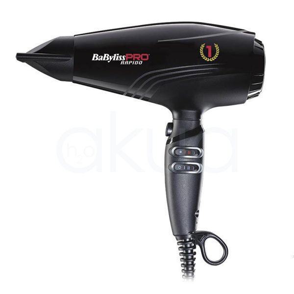 Secador Babyliss pro Rapido BAB7000IE el color predominante es el negro en todo el cuerpo, boquilla y cable. Algunos detalles en blanco, rojo y amarillo en los logotipo H2o Akua