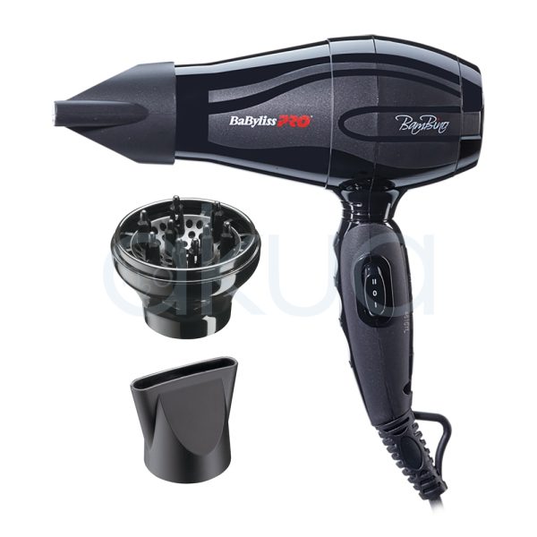Secador Babyliss pro mini Bambino BAB5510E El color principal del secador de la imagen es negro, con detalles en gris oscuro y algunos acentos en blanco y rojo en el logotipo y la marca. Los accesorios también son de color negro H20 Akua