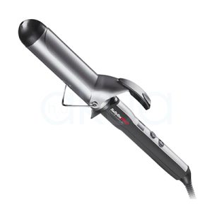 Tenacilla Babyliss pro Curl definer 38mm BAB2275TTE presenta un color principal negro en el mango y detalles en gris oscuro y plateado metálico en el barril. La punta del barril es negra, y los botones y el soporte metálico también destacan en tonos oscuros y plateados. H2o Akua