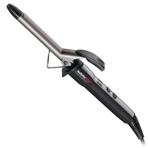 Tenacilla Babyliss pro Curl definer 16mm BAB2272TTE presenta un color principal negro en el mango y detalles en gris oscuro y plateado metálico en el barril. La punta del barril es negra, y los botones y el soporte metálico también destacan en tonos oscuros y plateados. H2o Akua