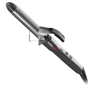 Tenacilla Babyliss pro Curl definer 25mm BAB2273TTE presenta un color principal negro en el mango y detalles en gris oscuro y plateado metálico en el barril. La punta del barril es negra, y los botones y el soporte metálico también destacan en tonos oscuros y plateados. H2o Akua