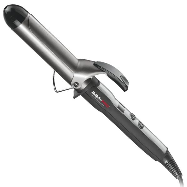 Tenacilla Babyliss pro Curl definer 32mm BAB2274TTE presenta un color principal negro en el mango y detalles en gris oscuro y plateado metálico en el barril. La punta del barril es negra, y los botones y el soporte metálico también destacan en tonos oscuros y plateados. H2o Akua