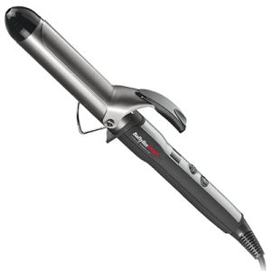 Tenacilla Babyliss pro Curl definer 32mm BAB2274TTE presenta un color principal negro en el mango y detalles en gris oscuro y plateado metálico en el barril. La punta del barril es negra, y los botones y el soporte metálico también destacan en tonos oscuros y plateados. H2o Akua