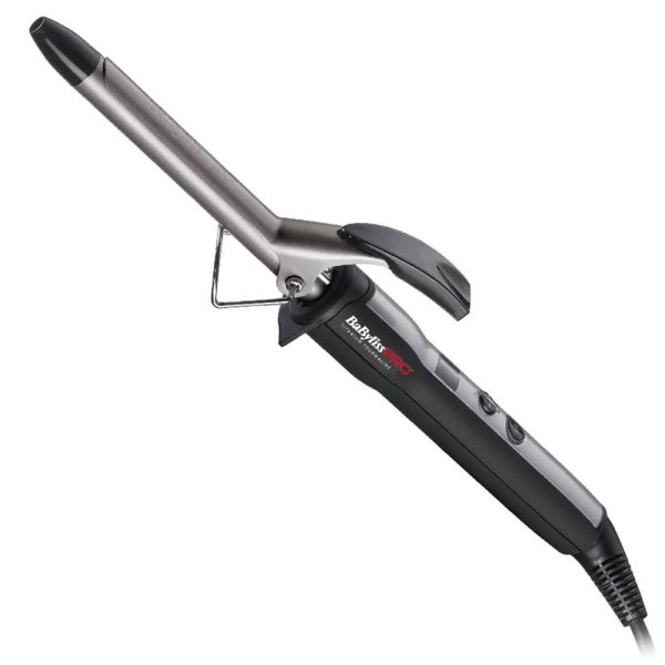 Tenacilla Babyliss pro Curl definer 16mm BAB2272TTE presenta un color principal negro en el mango y detalles en gris oscuro y plateado metálico en el barril. La punta del barril es negra, y los botones y el soporte metálico también destacan en tonos oscuros y plateados. H2o Akua