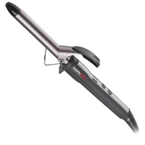 Tenacilla Babyliss pro Curl definer 19mm BAB2272TTE presenta un color principal negro en el mango y detalles en gris oscuro y plateado metálico en el barril. La punta del barril es negra, y los botones y el soporte metálico también destacan en tonos oscuros y plateados. H2o Akua