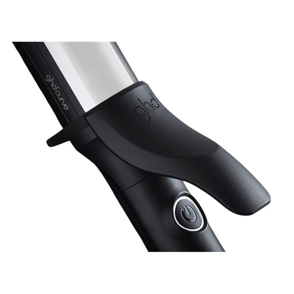 Tenacilla ghd Curve Classic Curl core El color predominante en el rizador de cabello es el negro mate, que cubre el mango, la base y parte del barril. El barril del rizador es de color gris metálico brillante. El botón de encendido/apagado tiene un borde blanco visible sobre el fondo negro, y el logotipo de la marca también está impreso en blanco cerca del barril. La pinza del rizador y algunos acabados en la zona del barril presentan un acabado en negro brillante, diferenciándose del negro mate del resto del cuerpo. H2o Akua