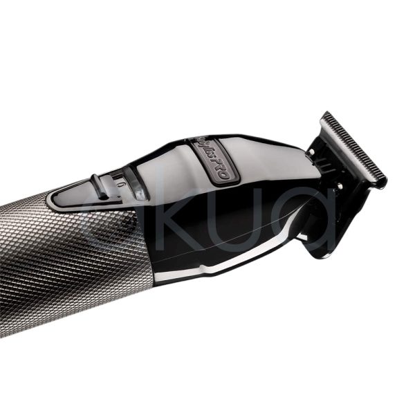 Maquina Skeleton Grafito Ferrari Babyliss pro El color predominante es gris metálico oscuro, presente tanto en el cuerpo principal como en el mango texturizado del dispositivo. La parte superior, incluyendo la zona de la cuchilla y el cabezal, es de color negro brillante H2o Akua
