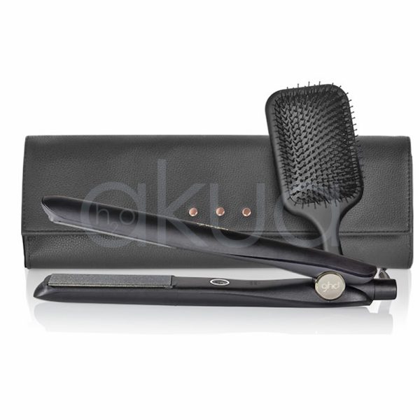 Plancha ghd Gold gift set Negro es el color predominante en la plancha alisadora, el cepillo, el estuche y la caja de presentación. Dorado: El logotipo "ghd gold" y los detalles decorativos de la caja están en color dorado, aportando un aspecto elegante y sofisticado. Gris metálico: El botón circular de la plancha y algunos detalles del estuche tienen un acabado en gris metálico. Blanco: El texto secundario en la caja y pequeños detalles en la plancha y el estuche aparecen en blanco. H2o Akua